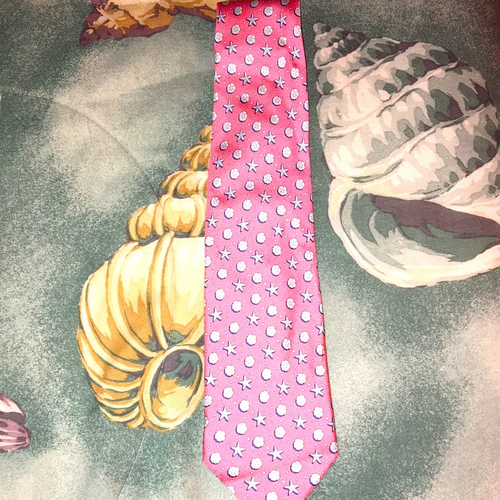 Vineyard Vines Martha’s Vineyard Pink Sand Dollar & Starfish Patterned Men’s Tie